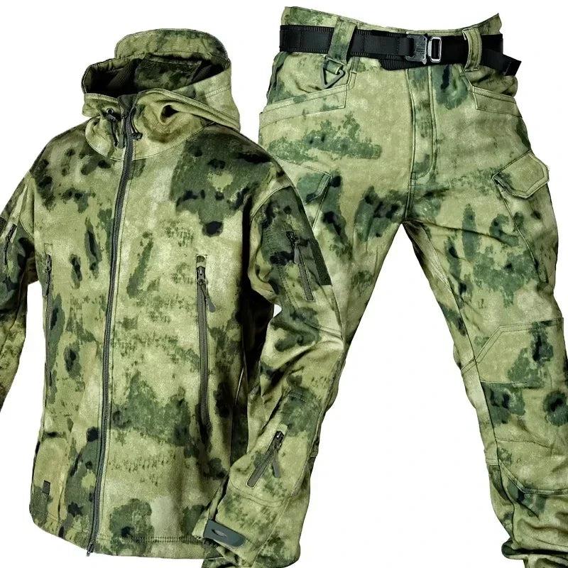 Insulated Men's Camo Suit with Waterproof Tactical Features for Outdoor Hunting